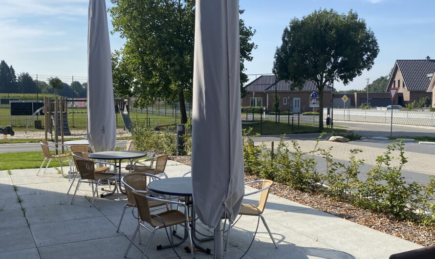 Sonnenschirme, Stühle und Tische….